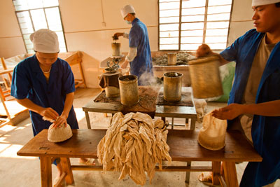 одна из Менхайских чайных фабрик